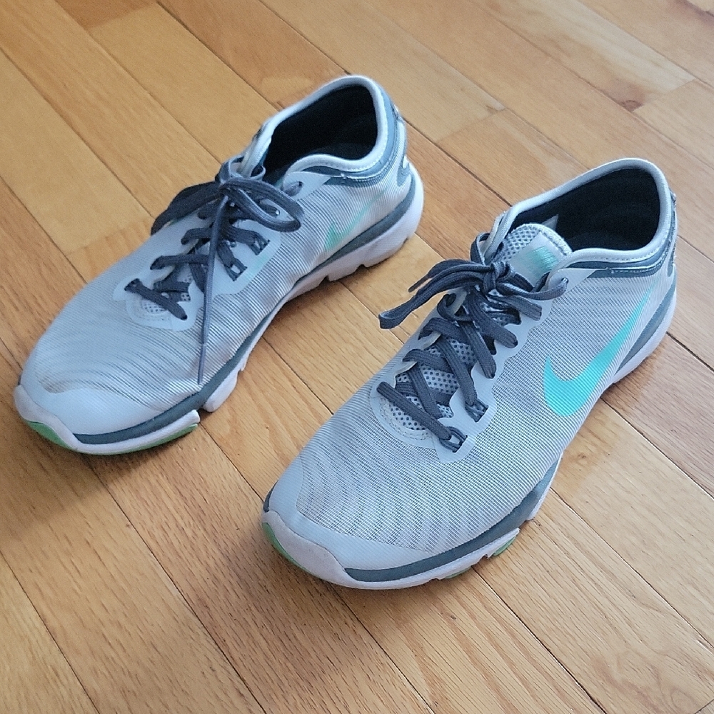 Nike Women's Athletic Shoes in Gray with Green Accents - Picture 5 of 10